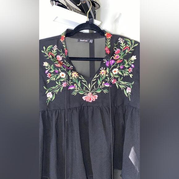 Raised collar blouse with staggered sleeves and embroidery by Boohoo - Picture 12 of 12